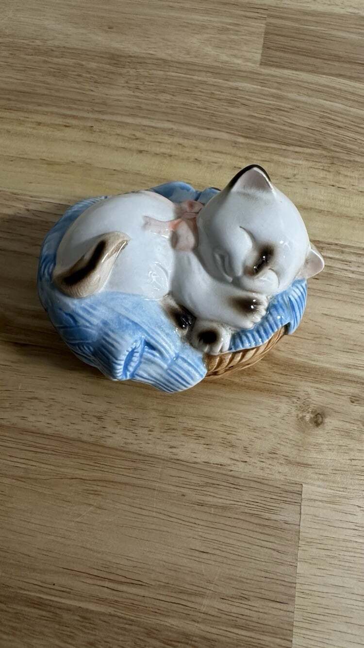 Avon 1983 Vintage Cat Kitten Sleeping in Basket Sachet Potpourri Holder Ceramic